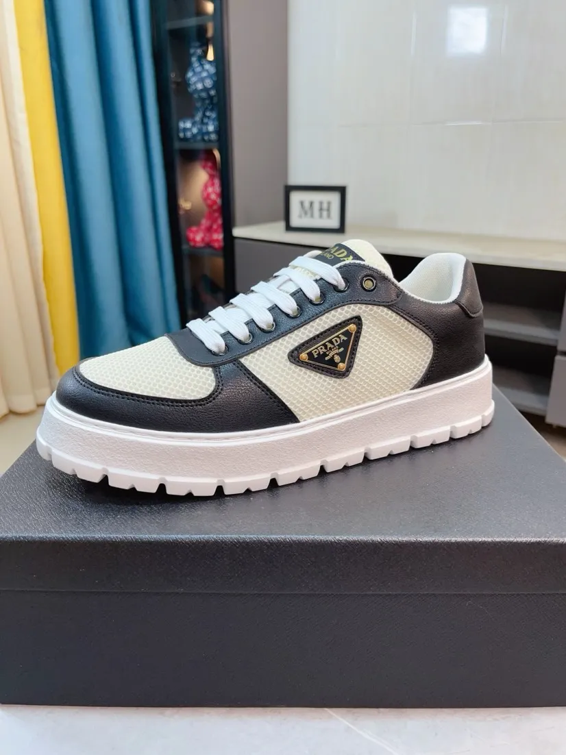 Men's shoes 💰440🌹🌹Prada 〈prada〉 luxury and fashionable high-end products ✊🔥The perfect last shape and top-notch handcrafting make this shoe immediately create a strong aristocratic atmosphere. Imported first-layer cowhide with brogue carving crafts💋Genuine leather lining🎶Rubber combination outsole specially imported from France for leather shoes😍Color: Mysterious Black☕️Size 38～44